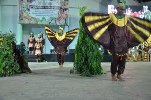 Atraksi budaya OMK Keuskupan Amboina pada malam budaya IYD 2016 di Manado (1)
