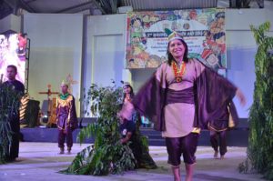 Atraksi budaya OMK Keuskupan Amboina pada malam budaya IYD 2016 di Manado (2)