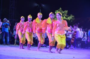 Atraksi budaya OMK Keuskupan Agung Makassar pada malam budaya IYD 2016 di Manado (2)