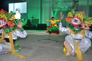 Atraksi malam budaya OMK Keuskupan Purwokerto pada IYD 2016 di Manado (2)