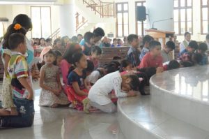 Anak SEKAMI HKY Karombasan sedang membawakan doa untuk IYD 2016